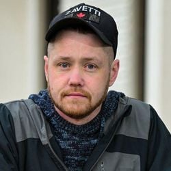 Nathan Newby, que convenceu um 'terrorista lobo solitário' a abandonar plano de explodir uma bomba em um hospital na Inglaterra, foi homenageado com medalha entregue pelo rei Charles 3º.