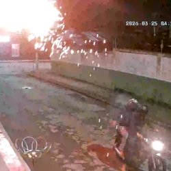 Em pelo menos três ocasiões, os suspeitos, que pilotavam motocicletas, colocaram fogo em um material dentro de garrafas de vidro, que, posteriormente, foram jogadas por cima do muro da residência, ocasionando explosões