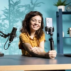 Mais do que captar imagens, profissionais roteirizam, editam e publicam narrativas em tempo real
