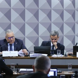 Sessão teve confusão e deputado chamou relator de estuprador; expectativa é que avaliação do relatório seja concluída neste sábado (28)