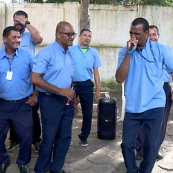 Durante os intervalos das viagens, Luis da Silva e Ivanildo Cerqueira Santos chamam atenção ao cantar no ponto final no Centro de Linhares. O show foi parar nas redes sociais e já ganhou até "fãs"