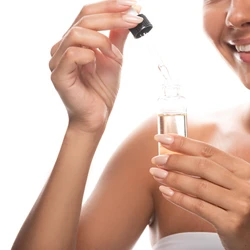 Aplicar produtos com peptídeos no rosto estimula a pele a fabricar mais colágeno como mecanismo de reparação