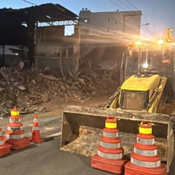 Remoção da estrutura foi iniciada na quinta-feira (27) após avaliação da Defesa Civil Municipal; trânsito na rodovia chegou a ser interditado, mas já foi liberado