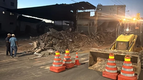 Remoção da estrutura foi iniciada na quinta-feira (27) após avaliação da Defesa Civil Municipal; trânsito na rodovia chegou a ser interditado, mas já foi liberado