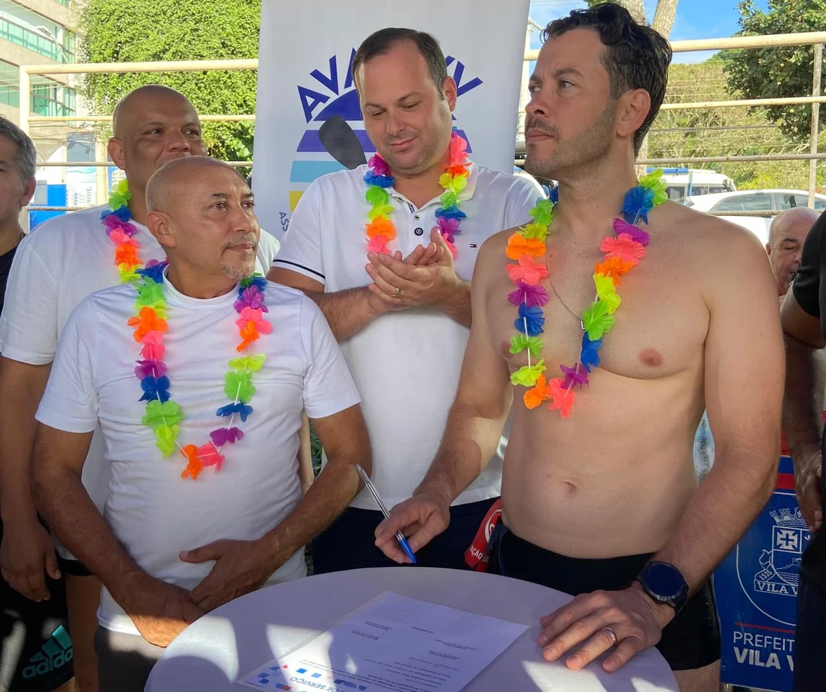 Anadelso Pereira, Victor Linhalis e Arnaldinho Borgo na assinatura da ordem de serviço de ampliação do Praia Legal, na Praia da Costa