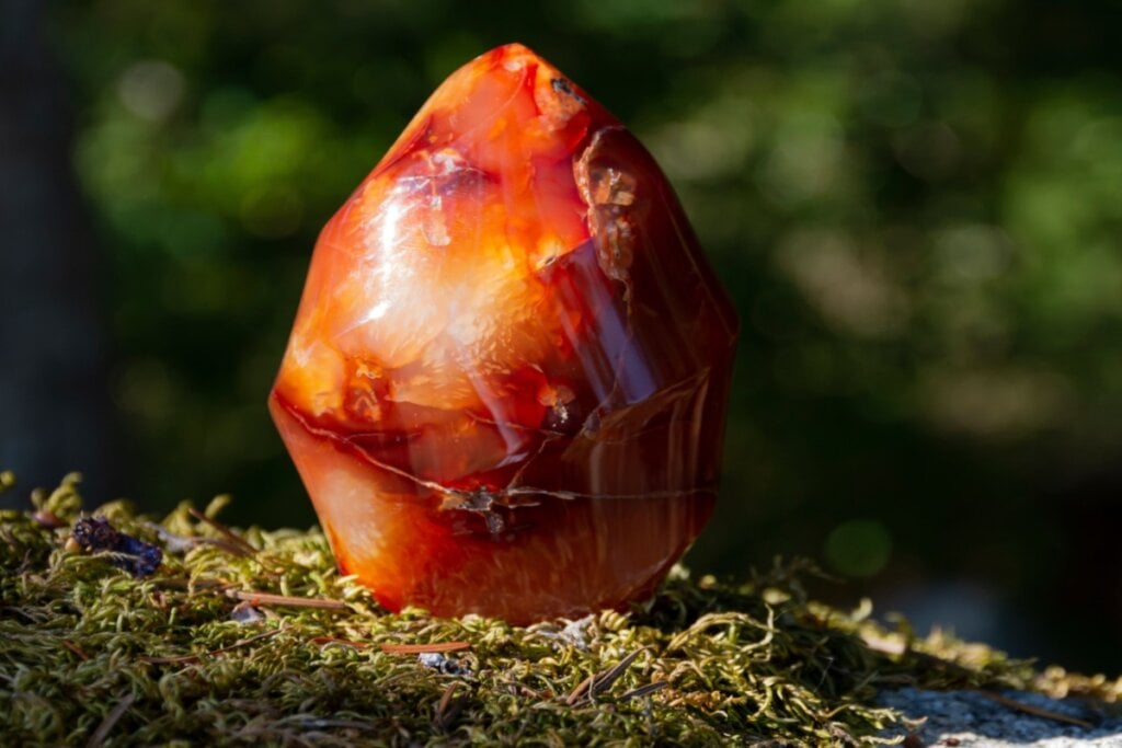 A cornalina é uma pedra energizante que traz coragem e pode ser utilizada para conexão com o anjo da guarda Samuel (Imagem: Pam Walker | Shutterstock)