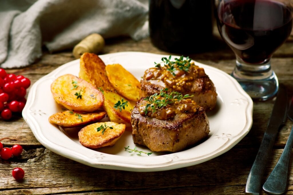 Filé-mignon com molho de mostarda e batata (Imagem: zoryanchik | Shutterstock)