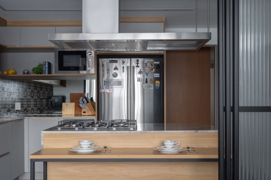 Integrado à bancada ou ao mobiliário, o painel confere modernidade e organização à cozinha (Projeto: Camila Palladino | Imagem: David Aranha)