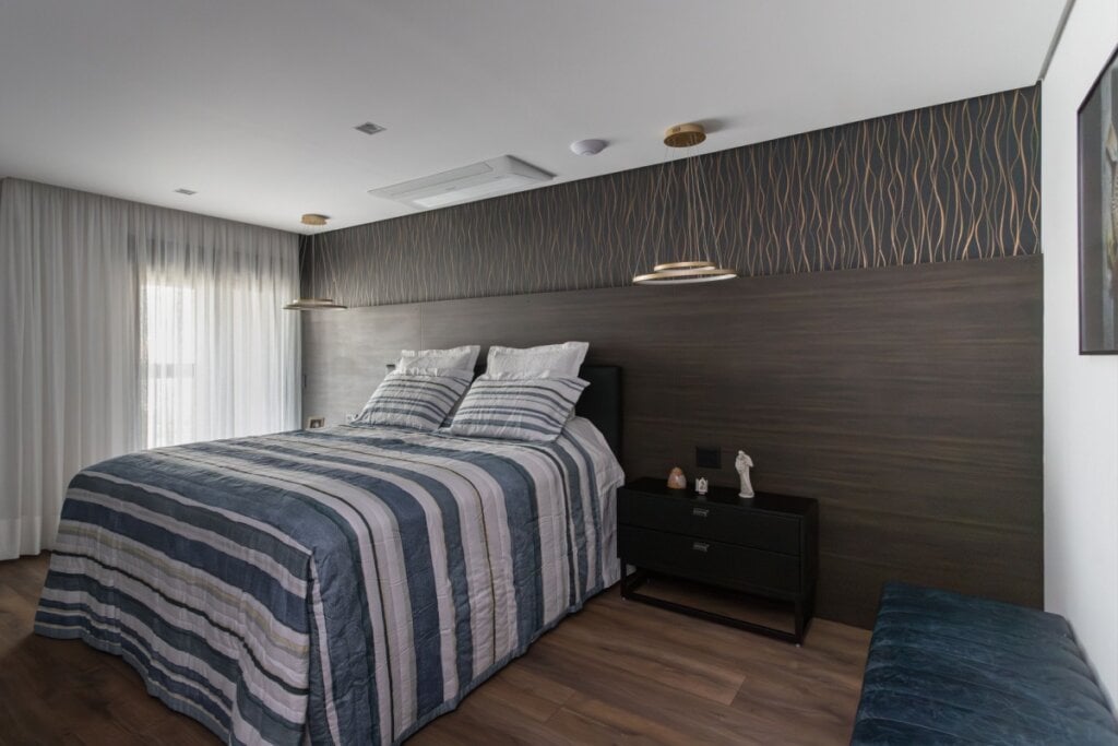 O painel, junto ao papel de parede, deixa o ambiente elegante, acolhedor e confortável (Projeto: Camila Palladino | Imagem: David Aranha)