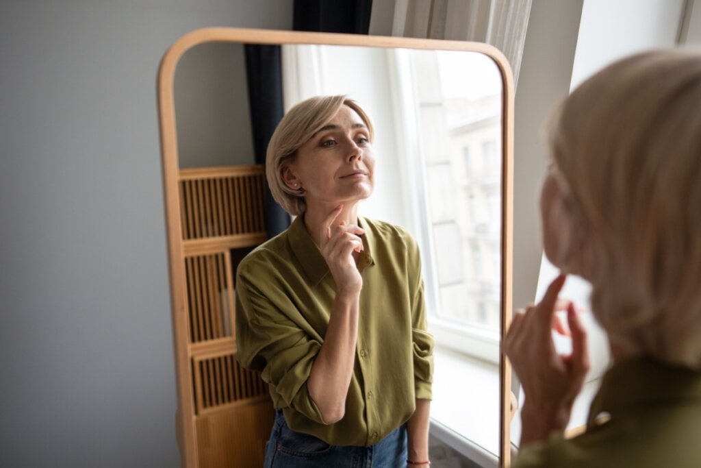 O ritual do espelho ajuda a reforçar a autoconfiança ao se conectar com a própria imagem e valor (Imagem: DimaBerlin | Shutterstock)