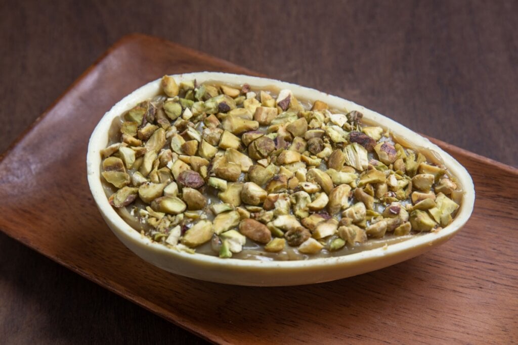 Ovo de Páscoa de colher de pistache (Imagem: Marcelo Veras | Shutterstock)