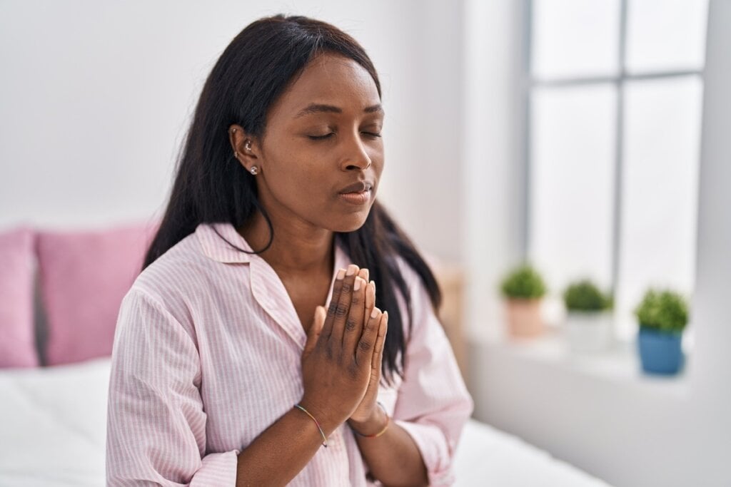 Quando a fé se fortalece, o coração encontra paz e direção (Imagem: Krakenimages.com | Shutterstock)