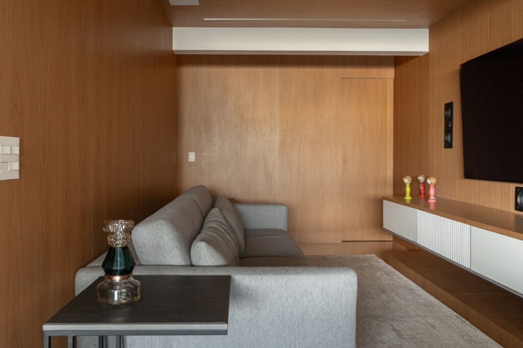 Quando aplicado na sala, o painel de madeira valoriza o espaço e melhora a acústica, tornando o ambiente mais acolhedor para momentos de lazer (Projeto: Camila Palladino | Imagem: David Aranha)
