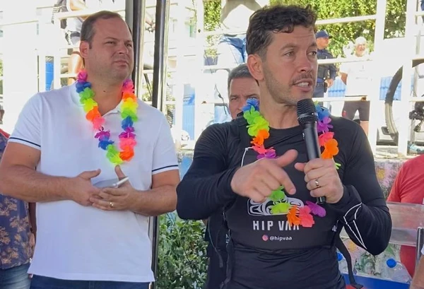 Victor Linhalis e Arnaldinho Borgo na assinatura da ordem de serviço de ampliação do Praia Legal, na Praia da Costa