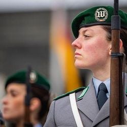 Após décadas de contenção no pós-guerra, o país acelera a expansão de suas Forças Armadas e mira assumir a liderança militar da Europa