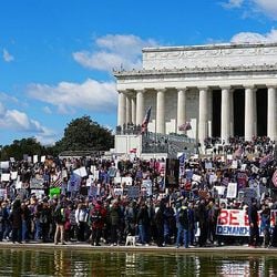 As manifestações contra o governo Trump tomam cidades em todo o país norte-americano neste sábado