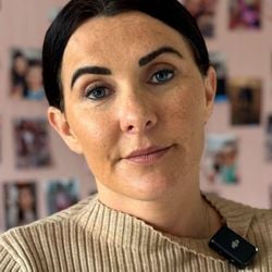 Duas famílias cujas filhas foram atropeladas por um carro após descerem de um ônibus escolar na Irlanda do Norte contam suas histórias