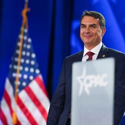 Senador alegou que Brasil 'está expulsando diplomatas americanos' em referência Darren Beattie, assessor de Trump