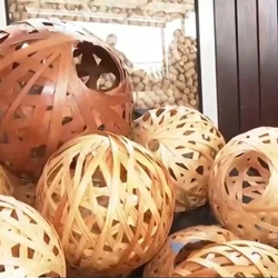 Voluntários trabalham na fase final de montagem do terço, que terá 21 metros de altura, pesará quase 50 kg e será instalado no próximo sábado (4), no Convento