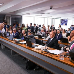 Comissão que apurou descontos indevidos em benefícios termina sem conclusão de investigação; texto vetado propunha indiciamento de 216 pessoas