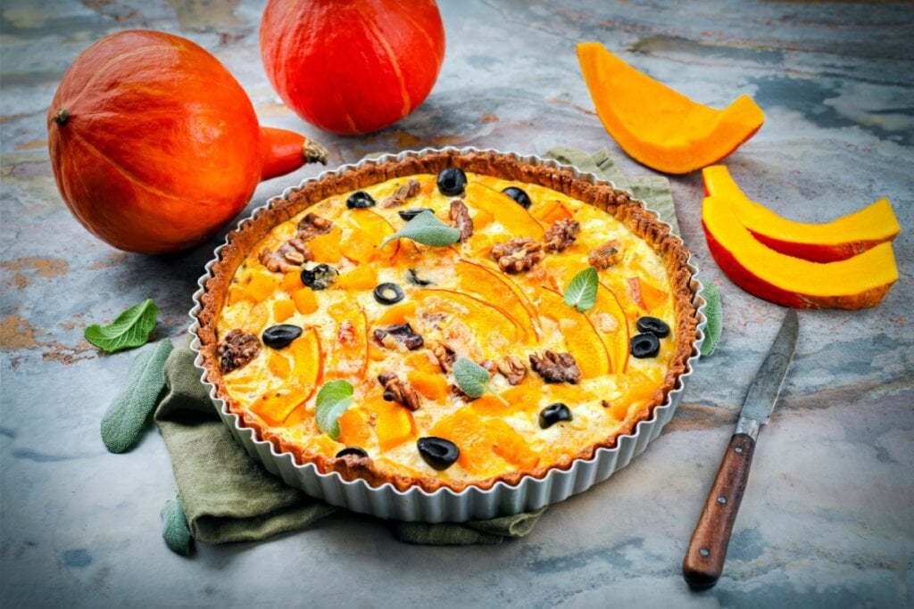 Quiche de abóbora com nozes e azeitona (Imagem: hlphoto | Shutterstock)