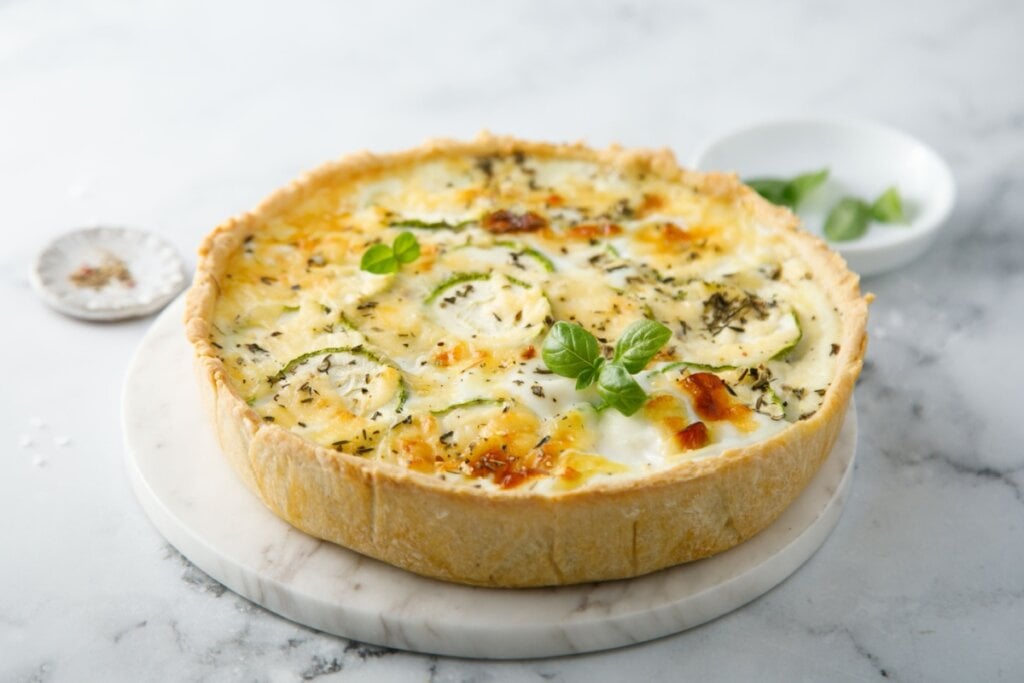 Quiche de abobrinha (Imagem: MariaKovaleva | Shutterstock)