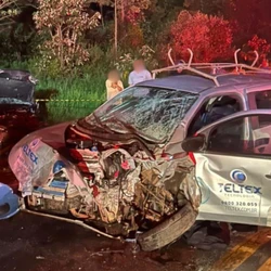 Colisão frontal ocorreu próximo a uma ponte; motorista ficou em estado grave e casal de idosos teve ferimentos leves