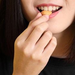 Manter o peso não é questão de simplesmente contar as calorias. Outros fatores também estão em jogo, como o horário das refeições, nossa mastigação, a velocidade com que comemos e as diferenças de metabolismo que existem entre as pessoas