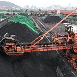 As turbulências do abastecimento energético global devido à guerra no Oriente Médio colocam à prova a aposta chinesa nas energias renováveis e no armazenamento de petróleo.