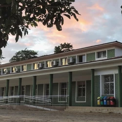 Suspeito de 19 anos usou simulacro de fuzil e tentou tomar a arma do funcionário; ele foi baleado na mão e detido