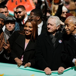 Aos 82 anos, o astro também criticou decisões do governo em áreas como saúde, imigração e economia, além de mencionar o que chamou de "guerras desnecessárias"