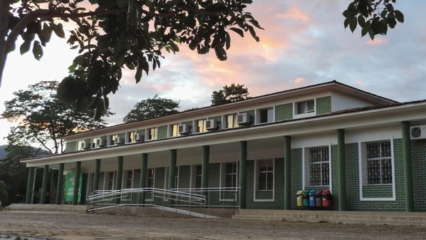 Suspeito de 19 anos usou simulacro de fuzil e tentou tomar a arma do funcionário; ele foi baleado na mão e detido