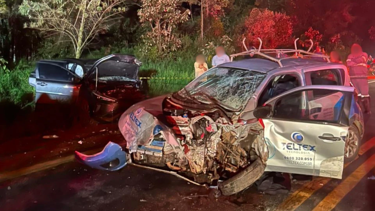 Batida entre carros deixou três pessoas feridas na BR 262, em Venda Nova do Imigrante