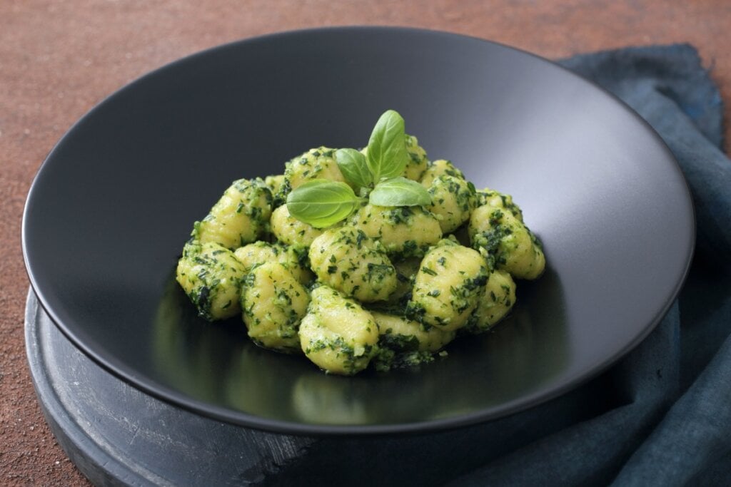 Nhoque ao molho pesto (Imagem: denio109 | Shutterstock)