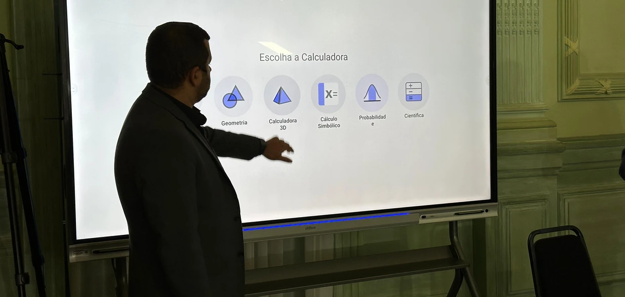 Governo do Espírito Santo vai iniciar implantação de telas inteligentes em 20 unidades de ensino; equipamento também vai dispor de botão de pânico para segurança escolar