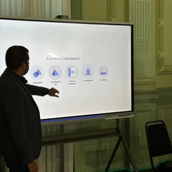 Governo do Espírito Santo vai iniciar implantação de telas inteligentes em 20 unidades de ensino; equipamento também vai dispor de botão de pânico para segurança escolar