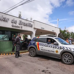 Em vídeo, filho do ex-presidente diz fazer gravação para mostrar ao pai, que está impedido de usar redes; se ministro do STF entender que houve burla, poderá determinar volta de Bolsonaro ao regime fechado