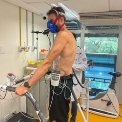 Em 2023, Hugo Farias se tornou recordista mundial ao completar 366 maratonas consecutivas e participou de um estudo que monitorou as mudanças em seu coração ao longo de mais de 15 mil quilômetros percorridos.