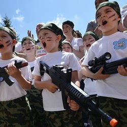 A propaganda é de que a invasão da Ucrânia é uma guerra defensiva e o patriotismo significa lealdade inquestionável; estudos demonstram que crianças mais jovens são particularmente receptivas às mensagens de figuras de autoridade.