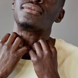 Você enfrentou uma mudança de casa ou está lidando com o término de um relacionamento — e de repente apareceram espinhas ou eczemas na pele? Isso pode não ser uma coincidência.