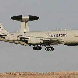 A BBC confirmou que fotos de aeronave E-3 Sentry — que custou cerca de US$ 545 milhões em valor atualizado — partida ao meio foram tiradas em base aérea na Arábia Saudita; Comando Central dos EUA ainda não comentou publicamente o incidente.