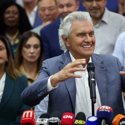 Governador de Goiás venceu os governadores Ratinho Jr, que desistiu, e Eduardo Leite para ser o pré-candidato do PSD à Presidência