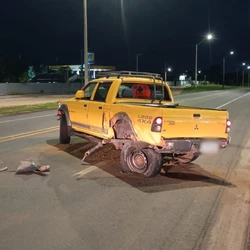 Suspeito agrediu frentista, assumiu volante de veículo em abastecimento e foi contido por testemunhas após colisão durante a fuga