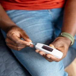 A glicose alta é uma condição caracterizada pela glicemia de jejum acima de 100 mg/dL, que é causada principalmente por diabetes