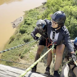 Com descida de 20 metros de altura, ação arrecadou R$ 14 mil para Iara Cardoso, jovem de 26 anos que há cerca de um ano enfrenta as consequências de um câncer ósseo raro e tenta uma prótese para ter mais qualidade de vida
