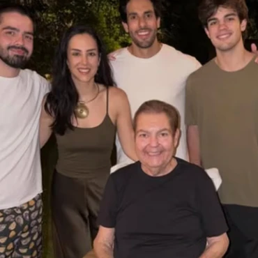 Imagem - Em cadeira de rodas, Faustão faz rara aparição em foto com família