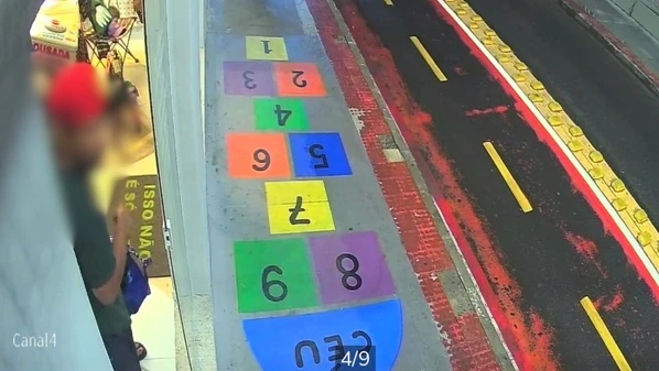 Dupla voltou ao estabelecimento cerca de uma hora após o primeiro furto e levou eletrônicos, bolsas e itens de papelaria