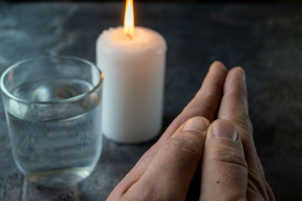 A simpatia da vela ajuda abrir caminhos, atrair sorte e trazer respostas de forma mais rápida (Imagem: Mehes Daniel | Shutterstock)