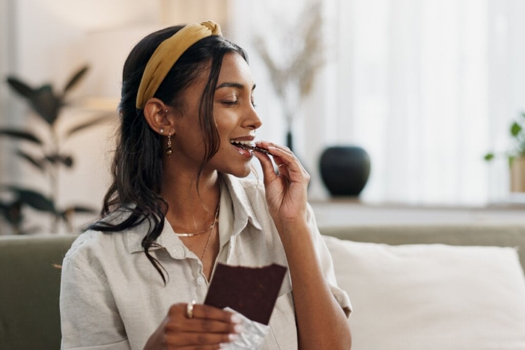 O chocolate amargo é rico em compostos bioativos que favorecem a saúde (Imagem: PeopleImages | Shutterstock) 