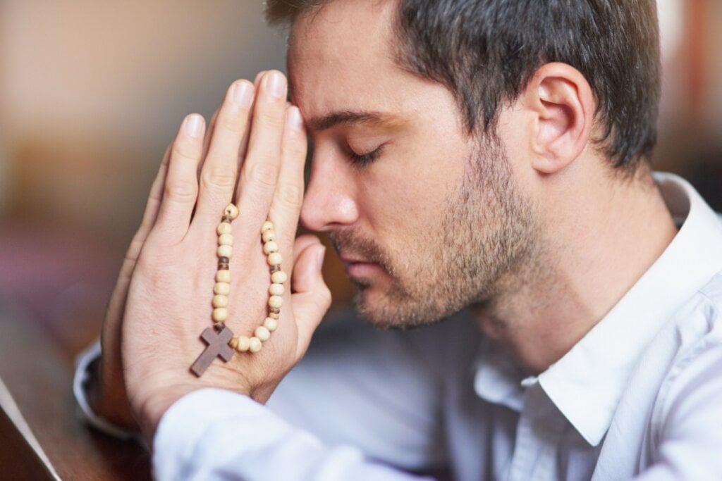 Oração para o Sábado de Aleluia pede por proteção à Virgem Maria (Imagem: PeopleImages | Shutterstock)